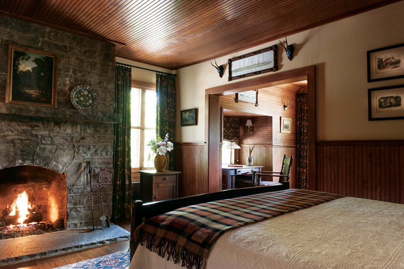 deer mountain inn bedroom
