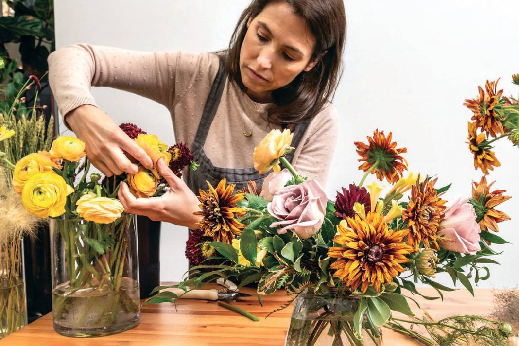 Floral centerpiece. Photo by Alejandro Lopez